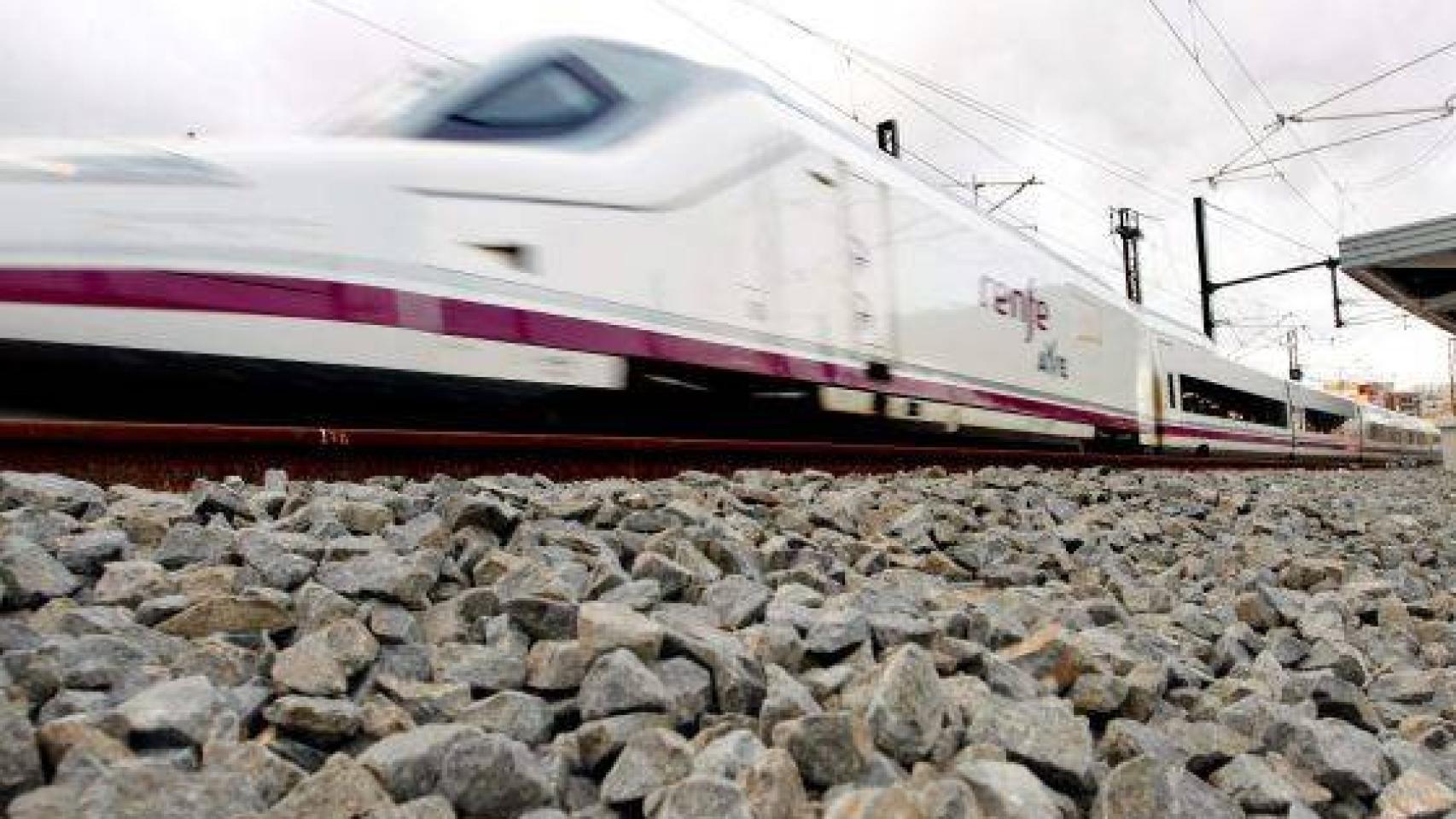 Un tren de Alta Velocidad en marcha, en imagen de archivo.