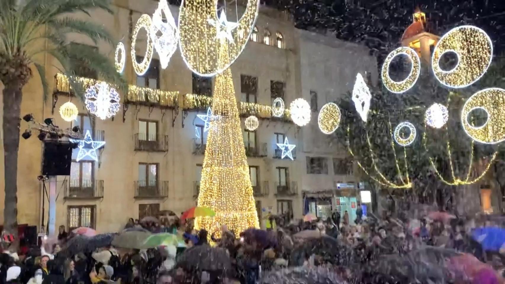 Con lluvia y nieve, así ha sido el esperado encendido navideño en el centro de Elche