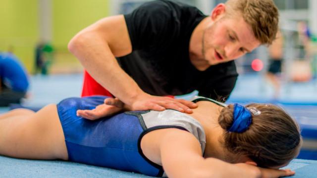 Un fisioterapeuta en un centro deportivo.