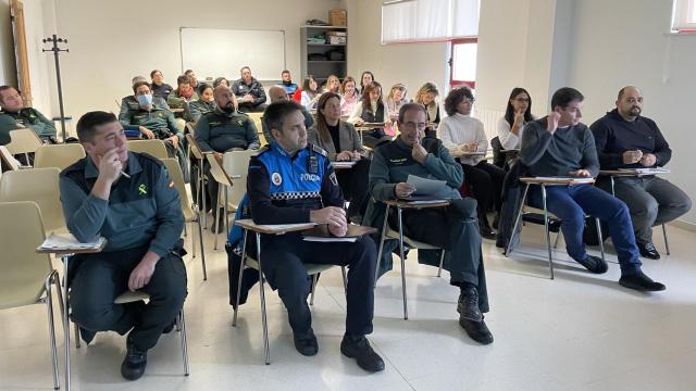 Los diferentes agentes de Guijuelo reunidos para tratar el sistema VioGén