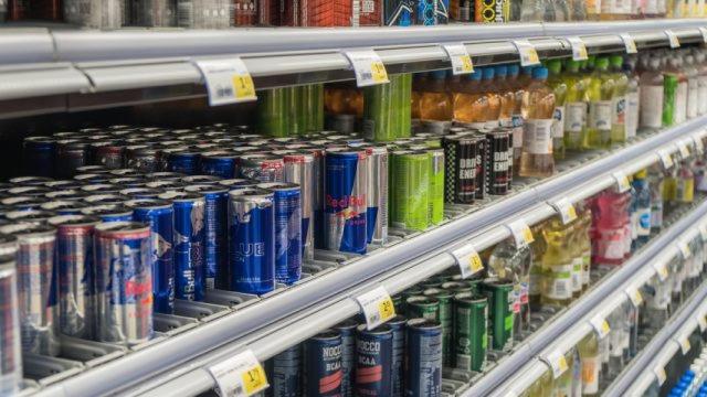 Bebidas energéticas en una gran superficie.