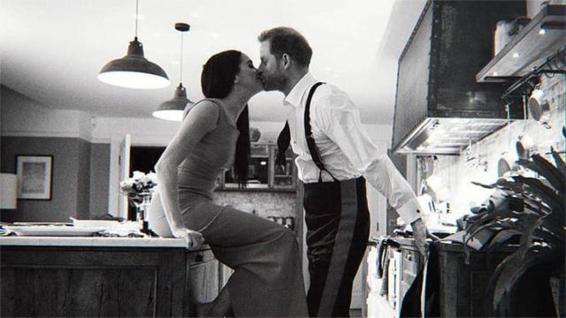 Los duques de Sussex en una fotografía en blanco y negro, perteneciente al tráiler de su serie documental, 'Harry y Meghan'.