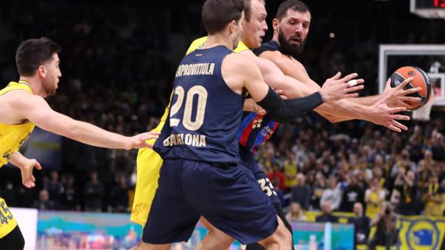 Nikola Mirotic intenta pasar un balón a Nico Laprovittola