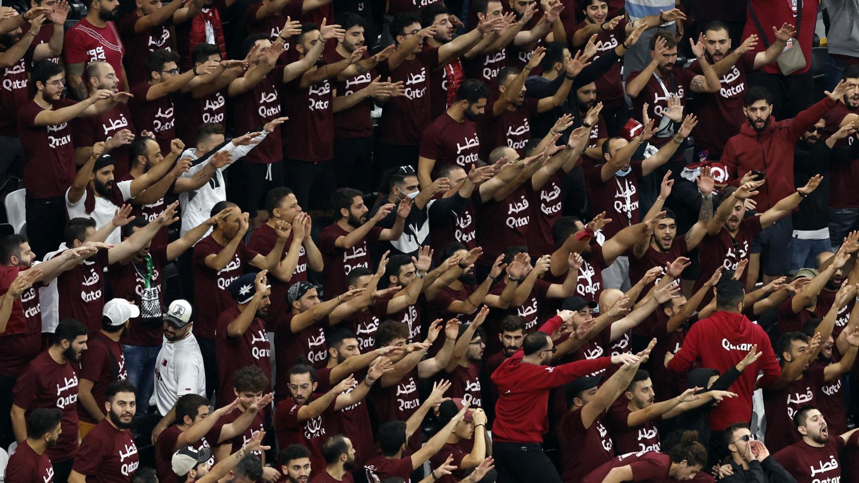 Aficionado de Qatar anima durante un partido.