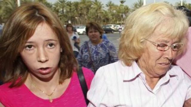 Una instantánea de un vídeo de EFE en el que aparece Verónica, víctima de la violación, junto a su madre, María del Carmen, a la salida de los juzgados