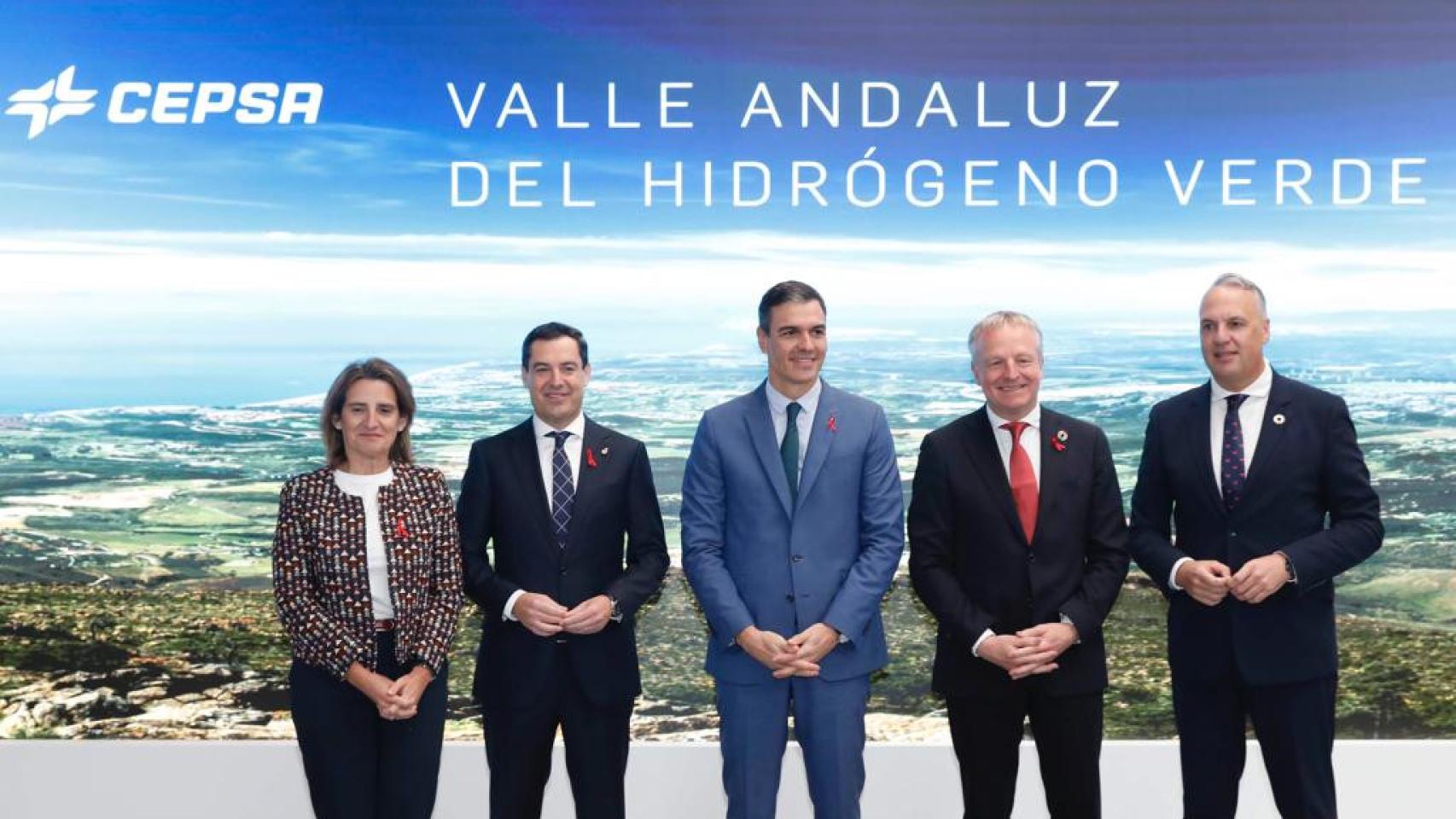 De izda. a dcha., Teresa Ribera, vicepresidenta tercera y ministra para la Transición Ecológica, Juan Manuel Moreno Bonilla, presidente de la Junta de Andalucía, Pedro Sánchez, presidente del Gobierno, Marteen Werstelaar, CEO de Cepsa, y el alcalde San Roque, durante la presentación del Valle Andaluz del Hidrógeno Verde.