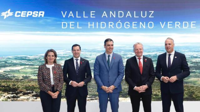 De izda. a dcha., Teresa Ribera, vicepresidenta tercera y ministra para la Transición Ecológica, Juan Manuel Moreno Bonilla, presidente de la Junta de Andalucía, Pedro Sánchez, presidente del Gobierno, Marteen Werstelaar, CEO de Cepsa, y el alcalde San Roque, durante la presentación del Valle Andaluz del Hidrógeno Verde.