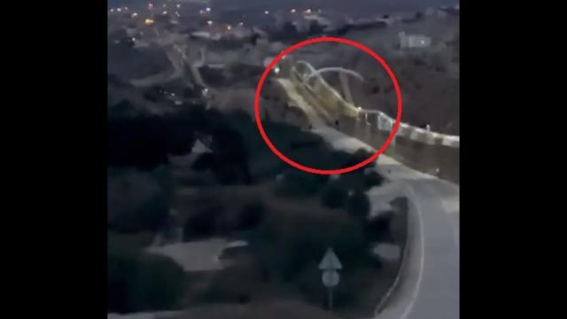 Un migrante llega a Melilla en paracaídas.