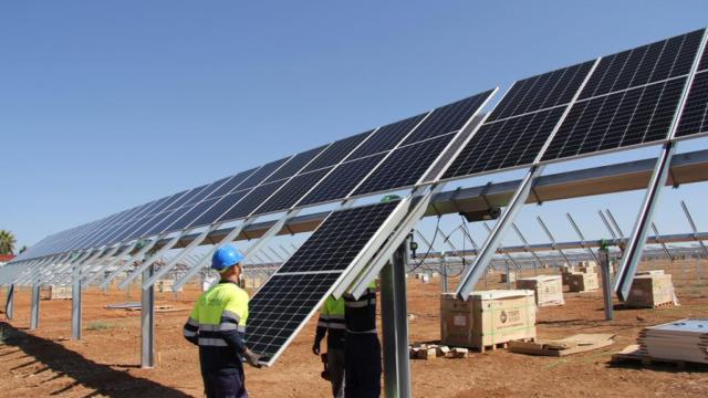 Imagen de archivo de la construcción de un parque fotovoltaico
