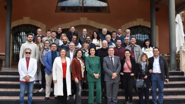 Los representantes de los medios de comunicación con los responsables de Vectalia.