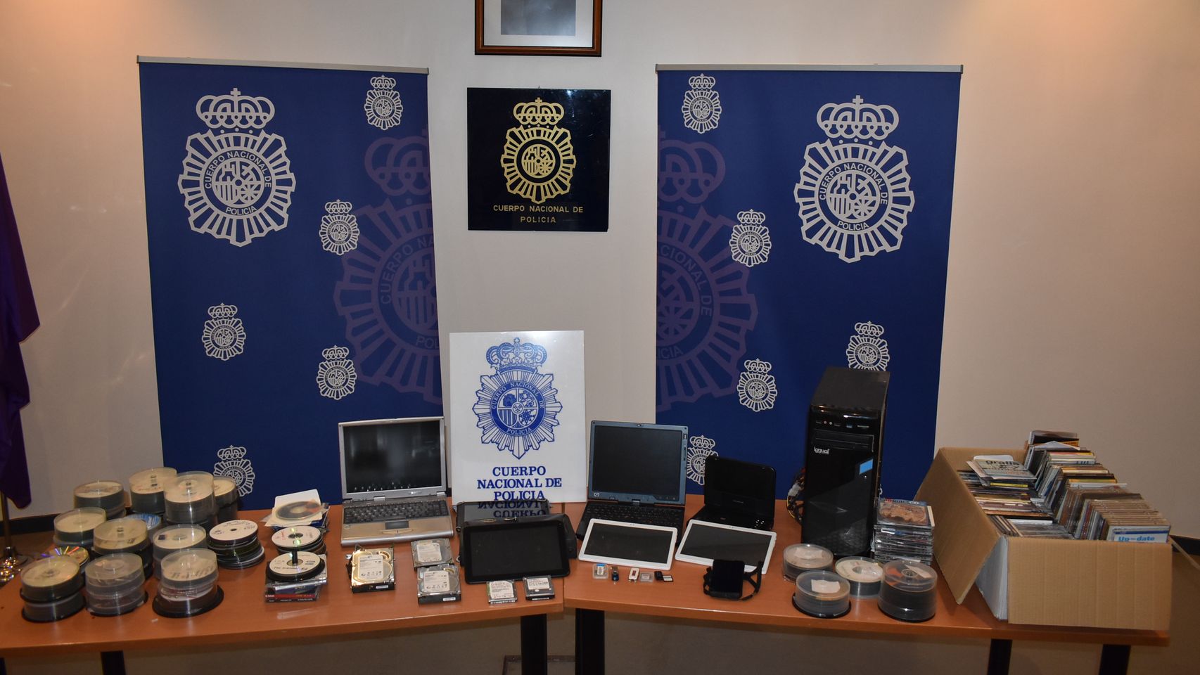 Los objetos incautados por un delito de pornografía infantil