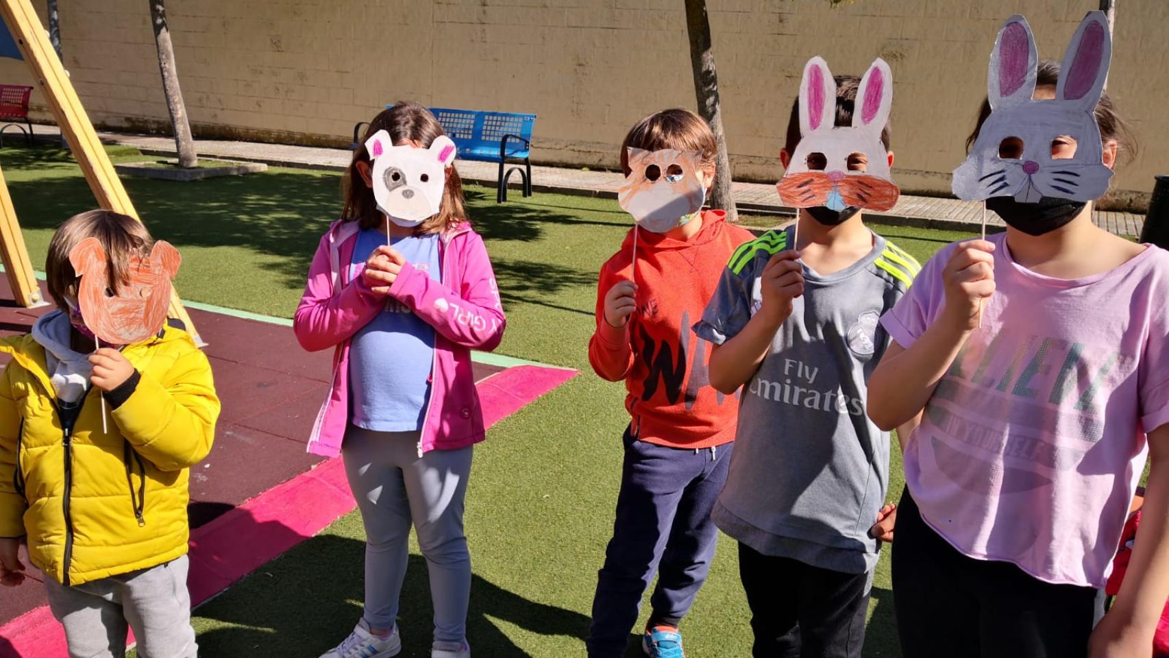Los niños en un campamento