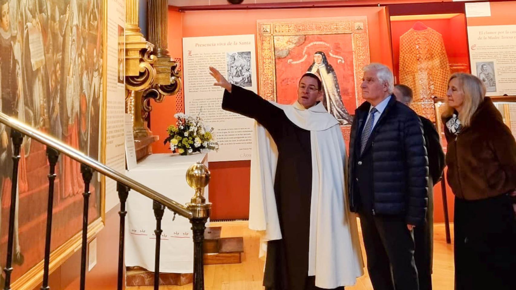 El duque de Alba visita la sobre Santa Teresa en Alba de Tormes
