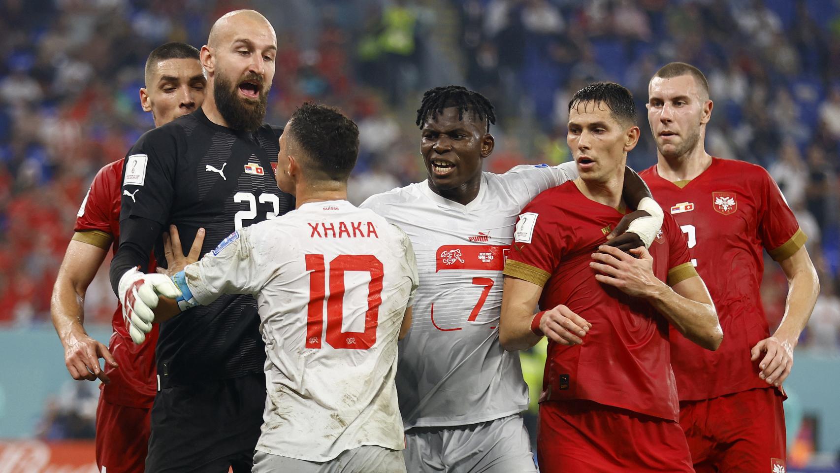 Los jugadores de Suiza y Serbia tienen una tangana al final del partido