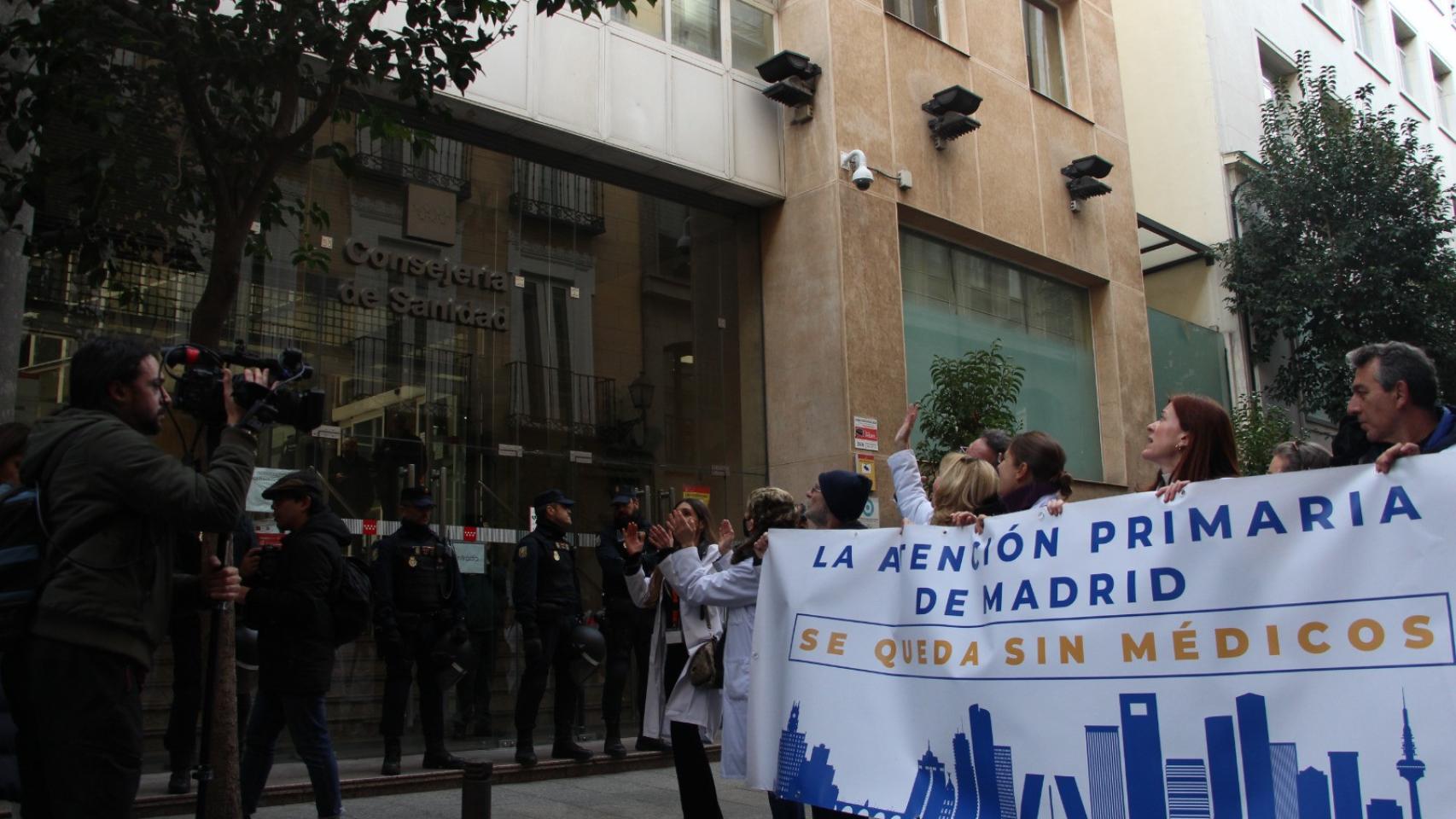 Miembros del sindicato médico de AMYTS frente a la Consejería de Sanidad esta semana.