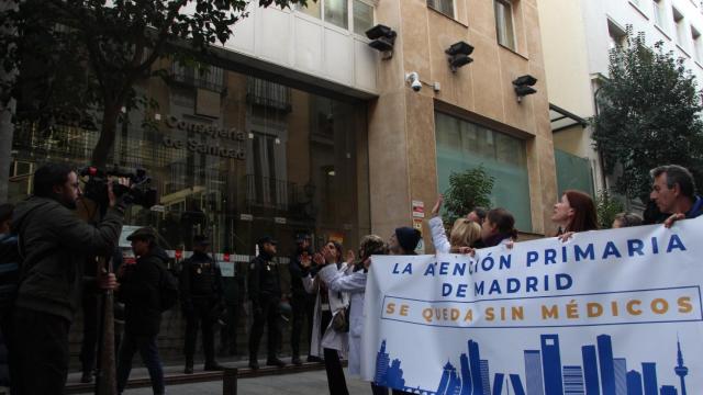 Miembros del sindicato médico de AMYTS frente a la Consejería de Sanidad en una protesta de 2022.