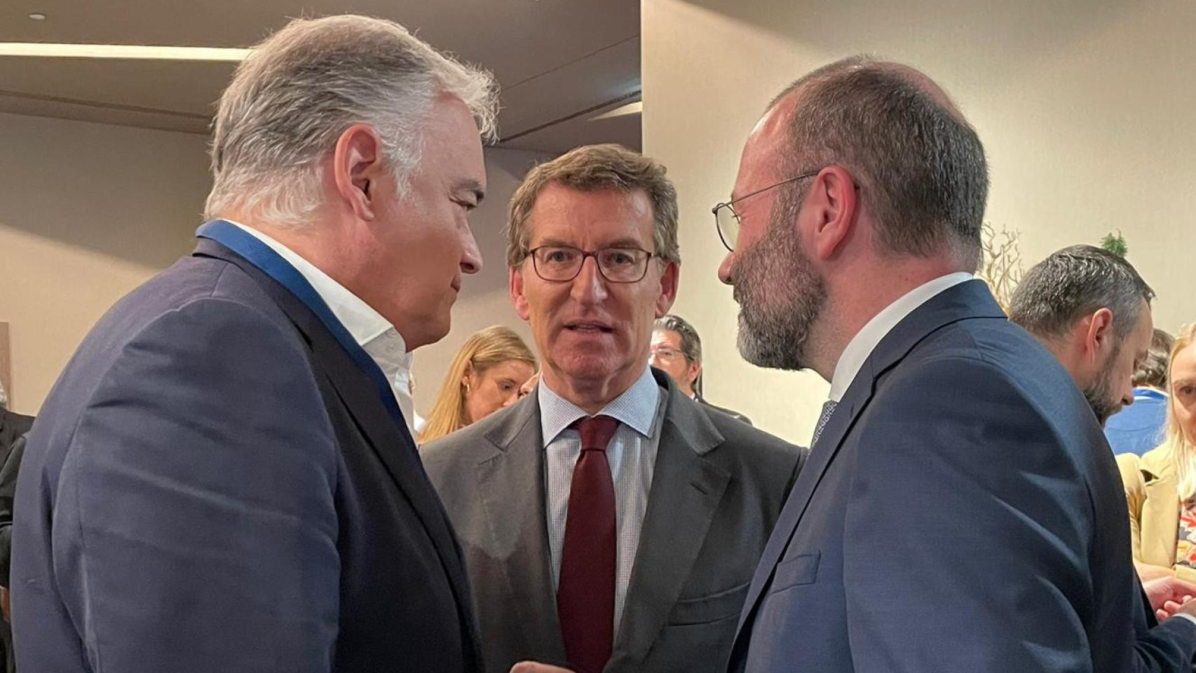 Alberto Núñez Feijóo, entre Manfred Weber, presidente del EPP, y Esteban González Pons, número dos español y europeo de los populares.