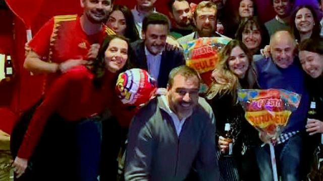 Arrimadas, Bal y varios compañeros de Cs, reunidos el jueves en un bar junto al Congreso,  para ver el España-Japón.