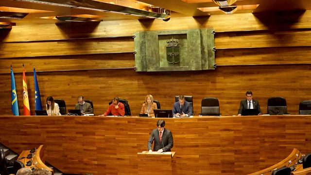 El consejero de Ciencia, Innovación y Universidad, Borja Sánchez, durante una intervención en el parlamento asturiano.