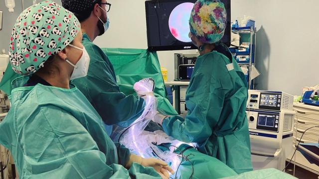 Los doctores durante la intervención.