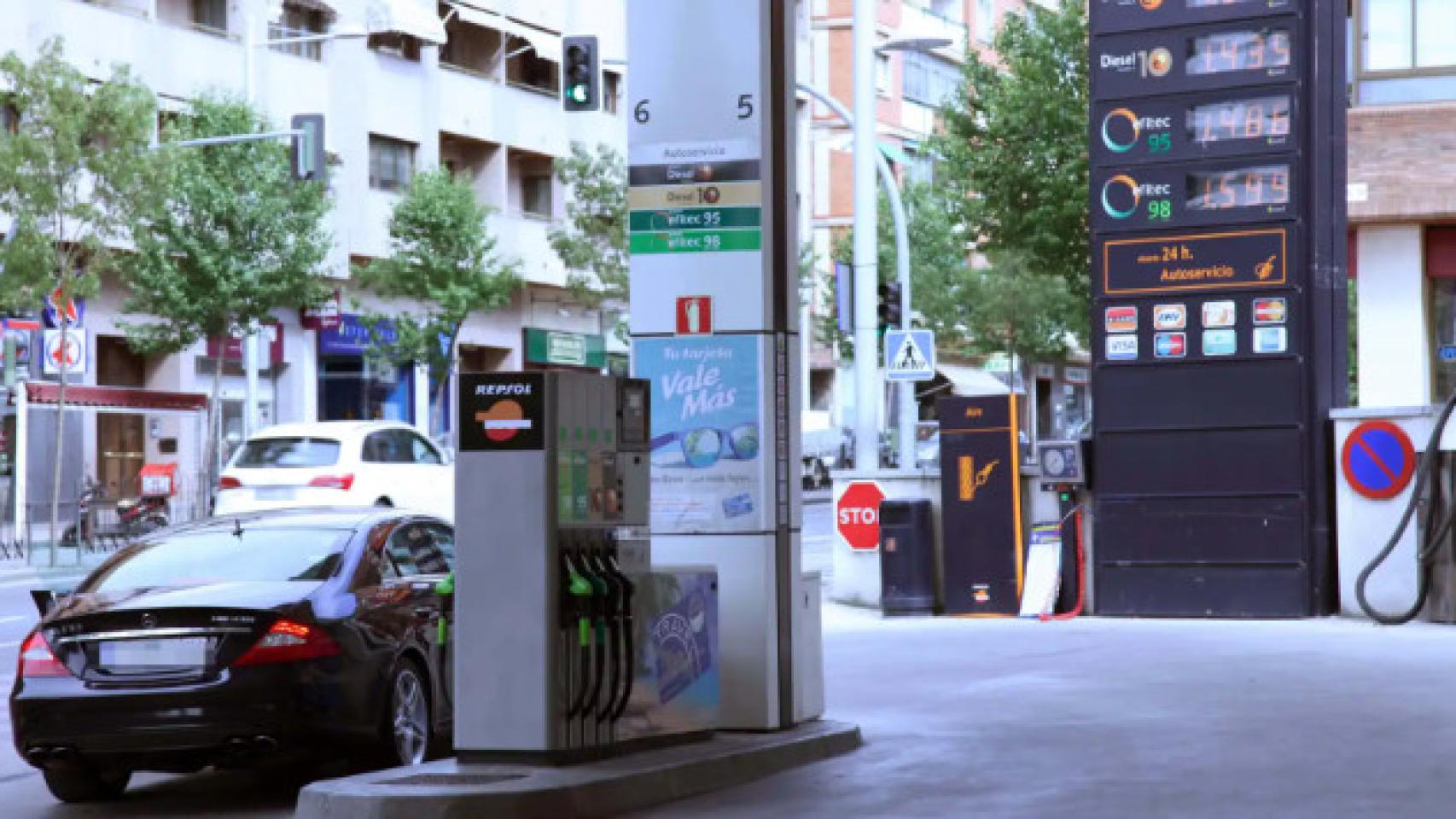 Un vehículo repostando en una gasolinera.