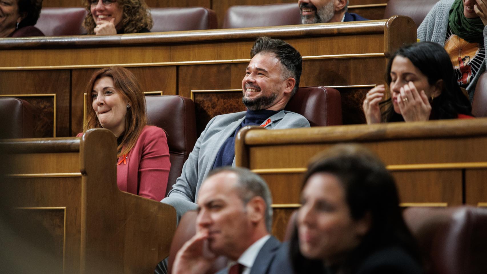 El portavoz de Esquerra Republicana (ERC) en el Congreso, Gabriel Rufián (c), durante una sesión plenaria en el Congreso de los Diputados.