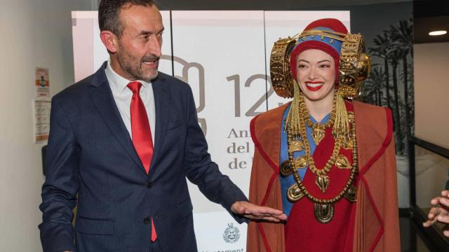 González, con la Dama Viviente, Neus Almarcha, este viernes.