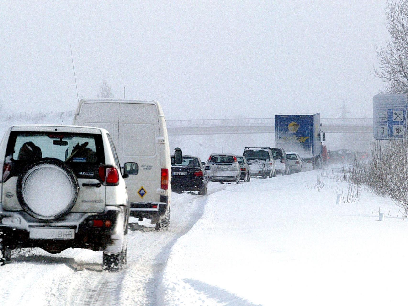 Imagen de archivo de la A-1 nevada en la provincia de Burgos.
