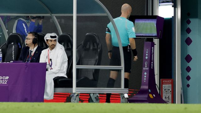 El colegiado Anthony Taylor revisa una acción en el VAR durante un partido del Mundial
