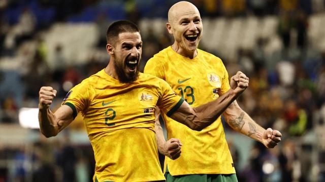 Degenek y Mooy celebran el pase de Australia a los octavos de final.