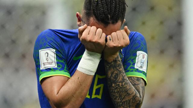 Alex Telles, destrozado ante su lesión con Brasil.