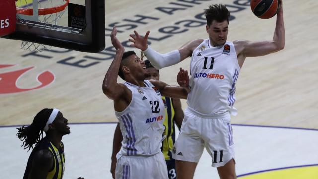 Mario Hezonja captura un rebote ante Fenerbahçe