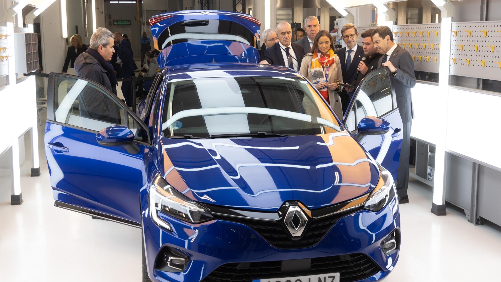 La ministra Reyes Maroto; el presidente de la Junta, Juanma Moreno y directivos de Renault inauguran la Refactory.