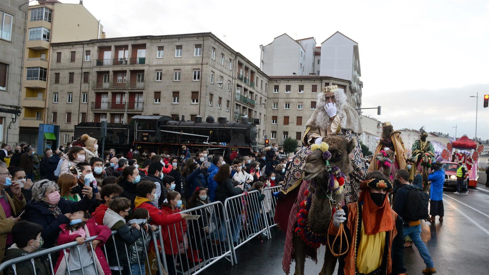 Los tres Reyes Magos subidos en dromedarios en la cabalgata de Reyes.
