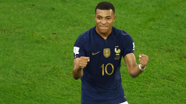Mbappé celebra con rabia la victoria frente a Polonia.