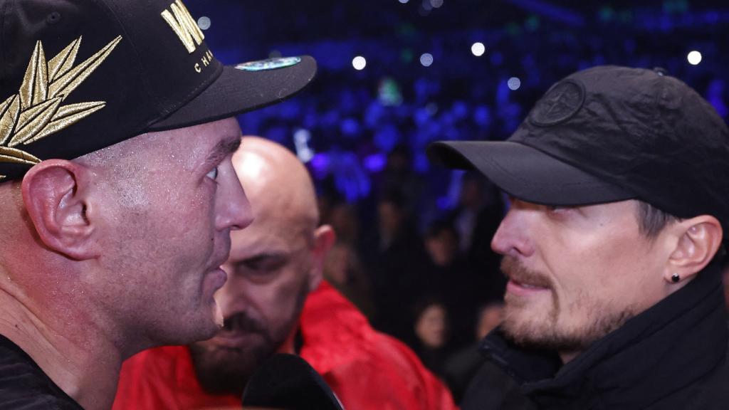 Tyson Fury, hablando con Oleksandr Usyk tras su victoria ante Chisora