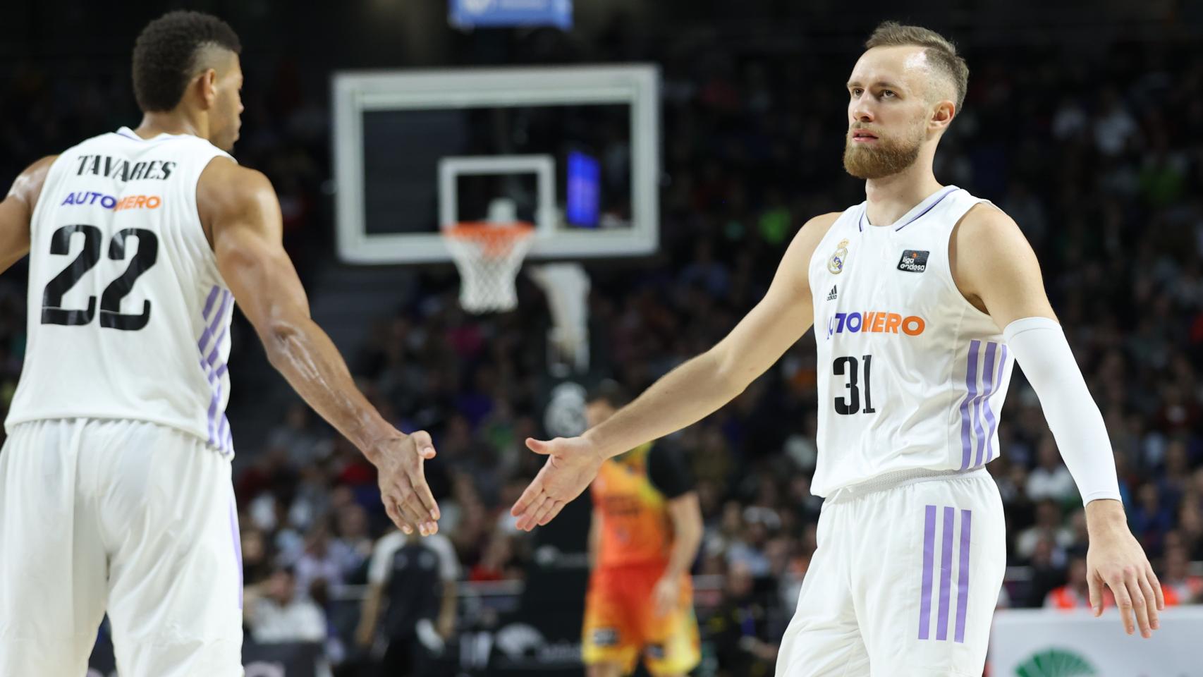 Walter Tavares y Dzanan Musa se felicitan tras una acción