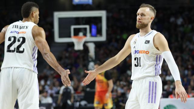 Walter Tavares y Dzanan Musa se felicitan tras una acción