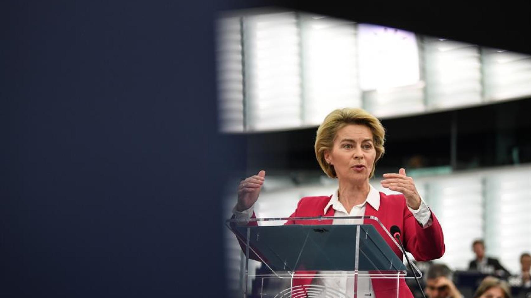 Ursula von der Leyen, presidenta de la Comisión Europea, da un discurso durante un debate en el Parlamento Europeo.