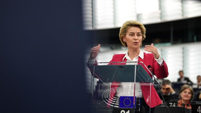 Ursula von der Leyen, presidenta de la Comisión Europea, da un discurso durante un debate en el Parlamento Europeo.