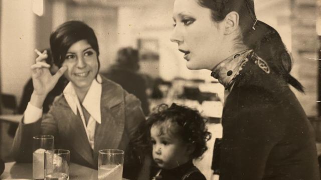 El maestro Cristian Campos, a los dos años, medita sobre una columna de Manuel Chaves Nogales frente a un gintonic y entre dos fans. En primer plano, su madre.