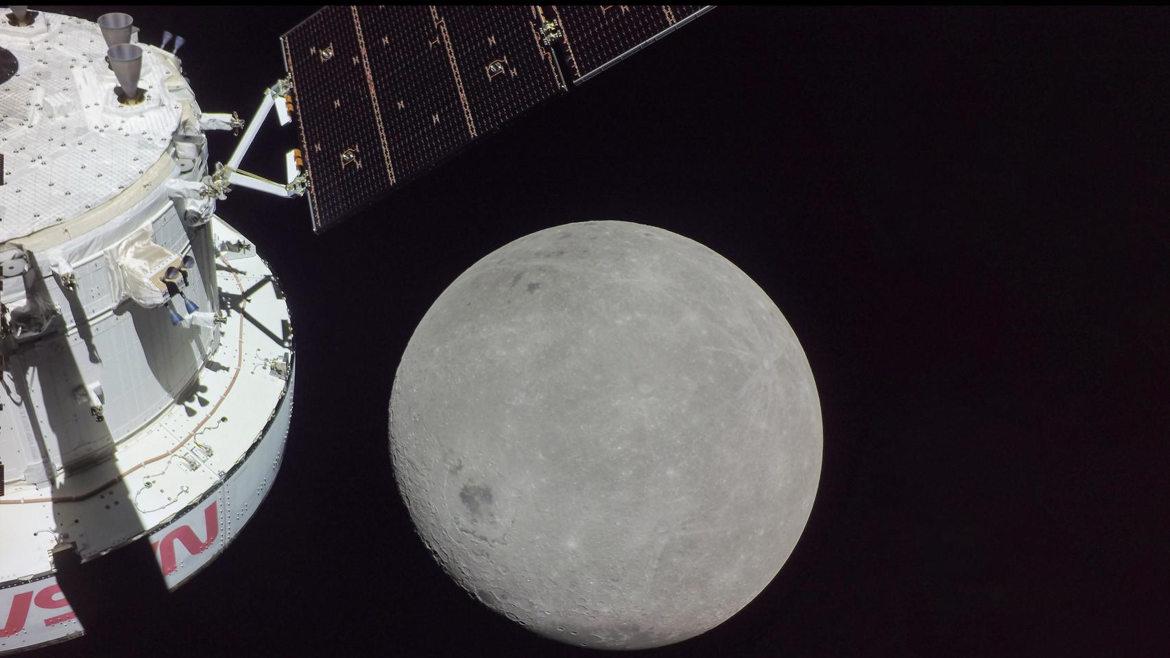 La Luna detrás de Orión.