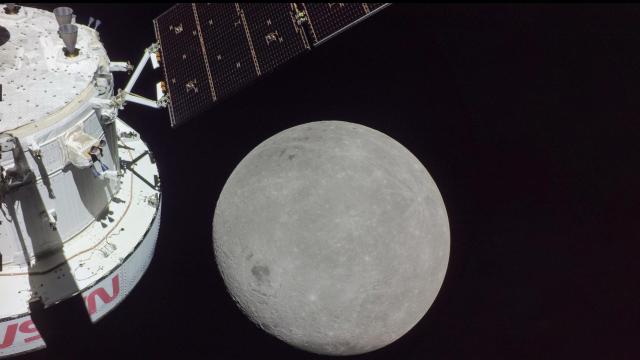 La Luna detrás de Orión.