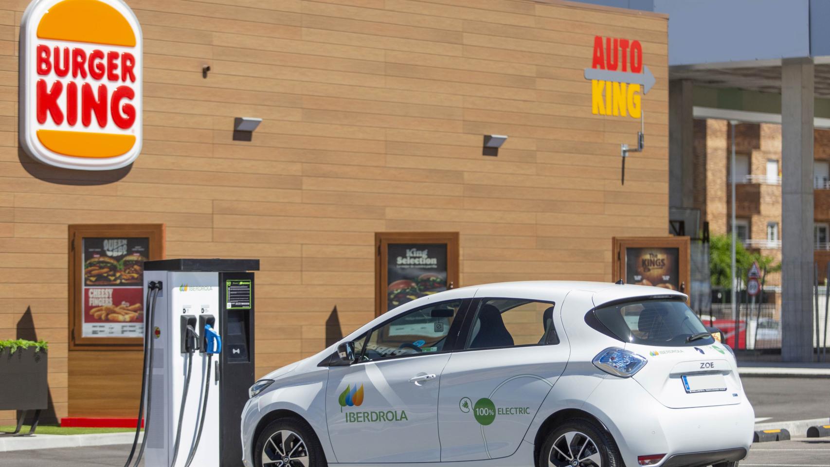 Nuevo punto de recarga de vehículos eléctricos de Iberdrola en el Burguer King de Zamora