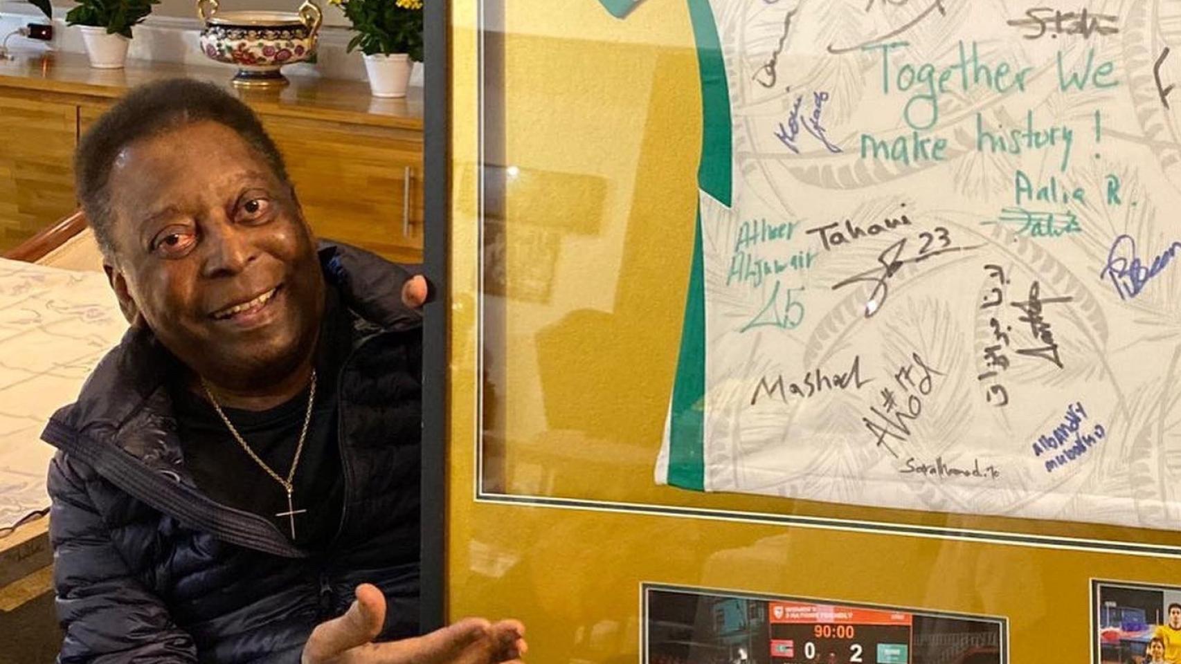Pelé, junto a una de sus camisetas.