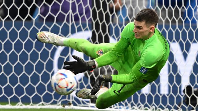 Dominik Livakovic, parando un penalti en la tanda del Japón - Croacia