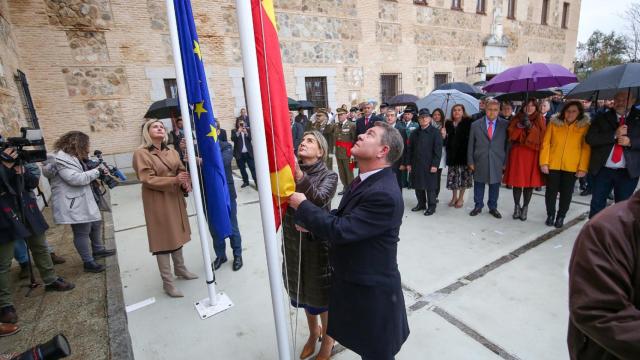 Emiliano García-Page y Milagros Tolón en el izado de la bandera de España