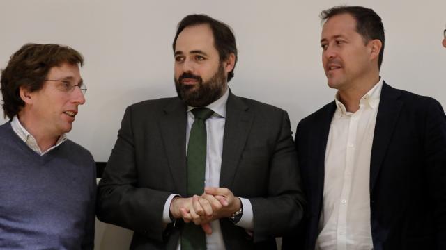 Paco Núñez, en el centro, junto a José Luis Martínez-Almeida y Carlos Velázquez.