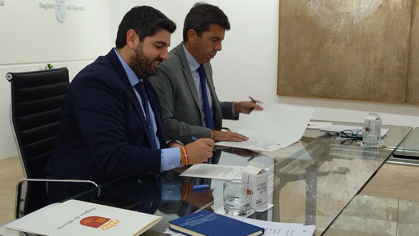 El presidente de la Región de Murcia, Fernando López Miras, y el presidente de la Diputación de Alicante, Carlos Mazón, este lunes, en el Palacio de San Esteban firmando un acuerdo en defensa del Trasvase Tajo-Segura.