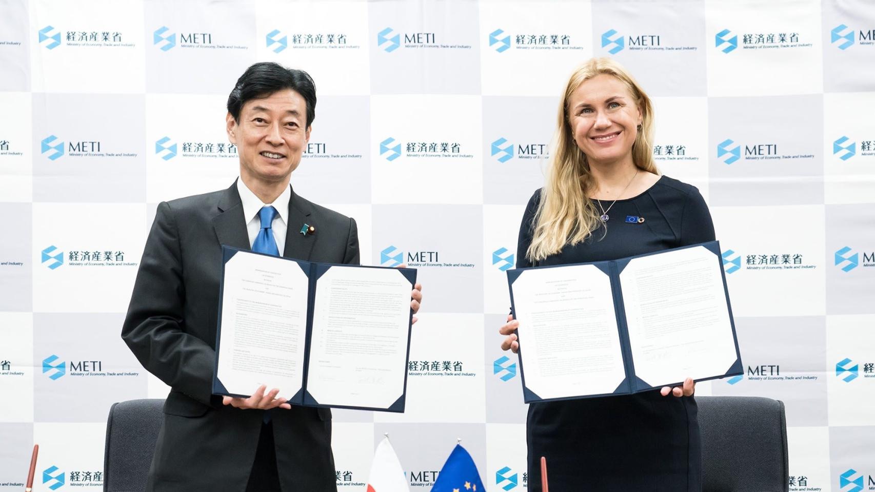 La comisaria de Energía de la UE, Kadri Simson y el ministro de Economía, Comercio e Industria de Japón, Yasutoshi Nishimura.